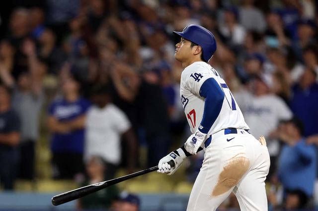 【MLB】まるで映画の主人公　大谷翔平がメットを放って歓喜の輪へ飛び込む「27秒動画」　劇的な40号サヨナラ満塁アーチ 画像