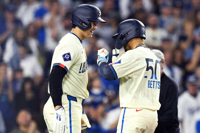 【MLB】大谷翔平、ベッツ18号に“ガッツポーズ”でダイヤモンド一周　本塁では笑顔で喜びを分かち合う 画像