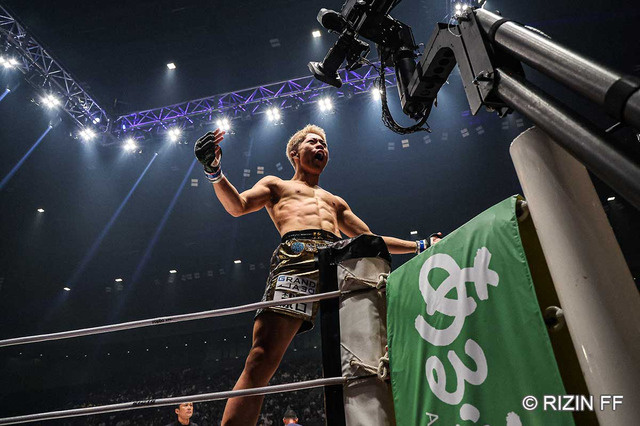 【RIZIN.48】朝倉未来が認める18歳の“超新星”秋元強真、1RTKOで鮮烈デビュー 朝倉海と笑顔でハイタッチ「盛り上げていくのは僕」 画像