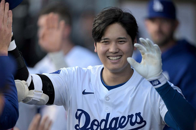 【MLB】「オオタニがドジャースタジアムへ」大谷翔平、プレーオフ初陣の球場入りに公式が熱視線　NBA八村塁もエール「健闘を祈る」 画像
