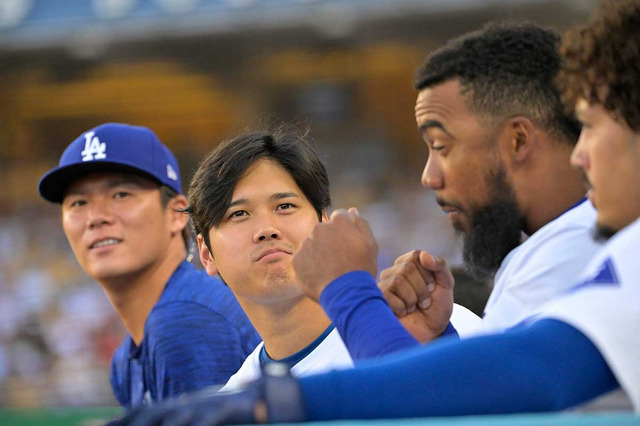 【MLB】ド軍ベンチに現れた思わぬ“来客”に、山本由伸も興味津々……　直後にマンシー本塁打→さらに2点追加と“ご利益”ありか 画像