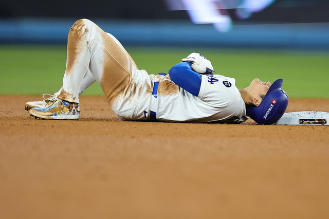 【MLB】大谷翔平にアクシデント「トレーナーとともに二塁を去った」　盗塁試み左肩負傷か、苦痛に顔ゆがませ公式も心配 画像