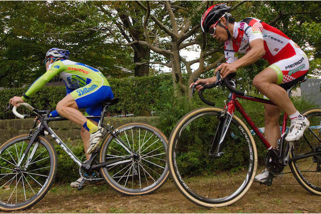 【ジャパンカップ14】シクロクロスで繰り広げられた大接戦…小坂と辻が譲らない闘い 画像