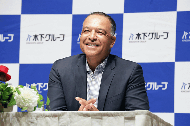 「楽しみにしててねと……」ロバーツ監督、来日前の大谷翔平との“微笑ましい”やりとりを明かす　沖縄で過ごした幼少期のエピソードも披露 画像