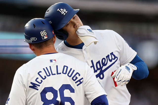 【MLB】ドジャース一塁コーチ、大谷翔平からの“惜別プレゼント”に感激　「ヘルメットをぶつけ合う絵にサインしてくれた。大切に保管する」 画像