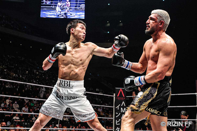 【RIZIN】朝倉軍vs.平本軍の大将戦は手数の安保と口数のカリミアンで大荒れ　反則の応戦でレフェリーも被弾 画像