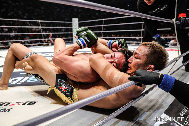 【RIZIN】18歳の秋元強真、“寝技地獄”で涙のプロ初黒星　元谷友貴はリスペクト「これが成長するきっかけになってくれれば」 画像