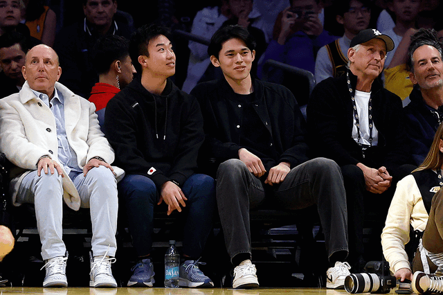 【MLB】佐々木朗希が八村塁と一緒に“LAポーズ”披露　“キング”レブロン・ジェームズと言葉を交わし、握手も　レイカーズ戦を生観戦 画像