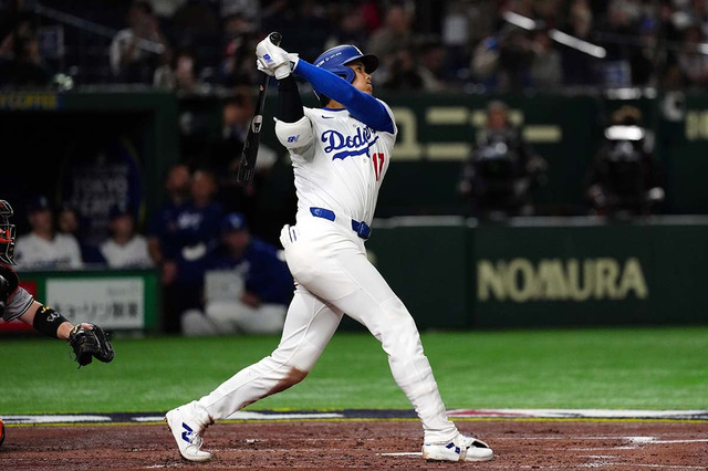 【MLB】大谷翔平、挨拶代わりの“特大アーチ”を地元紙も速報「皆さんが寝ている間に打ちました」　最強打線が1イニング3発の破壊力 画像