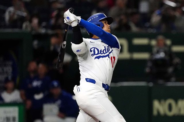 【MLB】大谷翔平、長嶋茂雄氏との2ショット公開にファン大興奮「歴史に残る貴重な写真」　衝撃弾でメジャー本塁打王の“格”見せる 画像