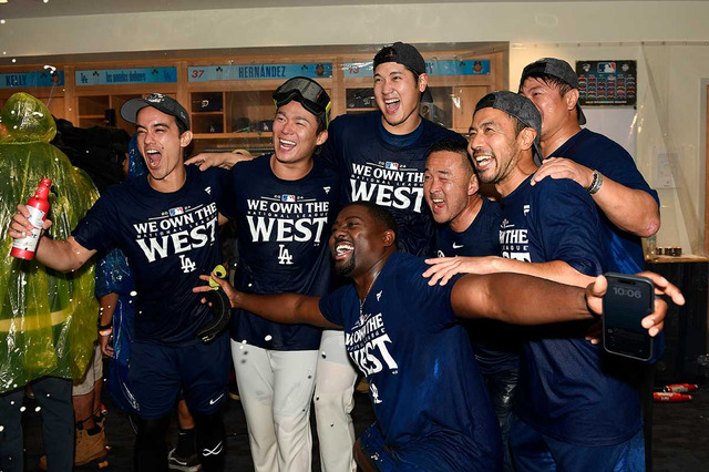 【MLB】「修学旅行みたい」大谷翔平らドジャースメンバーが“路線仕様”のバスに乗車　球団公式Xが写真を公開「みんないい笑顔」 画像