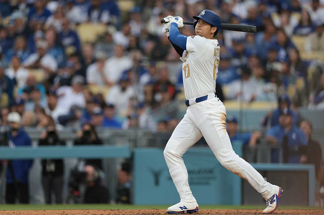 【MLB】大谷翔平、2号に本拠地ファンが熱狂……“スロー再生”で観客総立ち→両腕を上げて喜ぶ様子などを公式Xが公開 画像