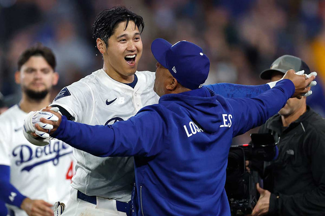 【MLB】「いつになく嬉しそう……」大谷翔平、サヨナラ本塁打で“史上初”前年王者で開幕8連勝　ロハスと抱擁→指揮官とハイタッチ 画像