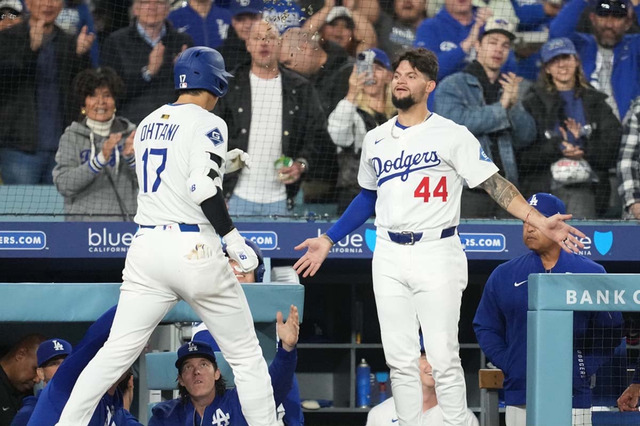 【MLB】テオスカーが体調不良も……ド軍今季初の二桁安打で「攻撃陣に明るい兆し」と公式ブログ　“ヒマワリの種シャワー”はパヘスが代役 画像