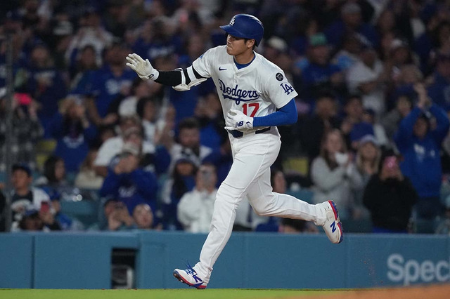 【MLB】「オオタニが野球ボールを破壊」大谷翔平、圧巻5号の“打球音”に公式注目 中堅スタンドへ一直線の180キロ弾 画像