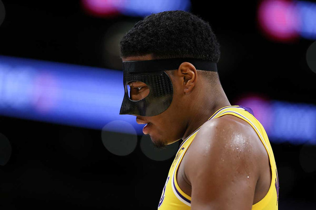 【NBA】「まるで戦士のようだ」レイカーズHC、八村塁を称賛　試合中に顔面負傷し、流血も……　“バットマン・スタイル”でプレー続行 画像