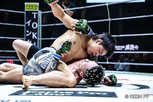 【RIZIN】「右目の上が膨らんでいる……」ヒロヤ、無慈悲の鉄槌で篠塚辰樹にTKO勝ち　左腕を封じた“圧勝劇”にスタンディングオベーション 画像