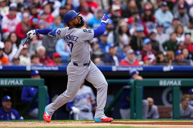 【MLB】ドジャース打線にまたも故障者……好調テオスカーが左太ももの張りで途中交代　「明日MRI検査を受ける」と米記者 画像