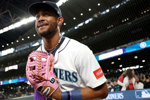 【MLB】「今週のスーパープレー集」前代未聞、外野手2人の連携本塁打キャッチ　イチロー“愛弟子”フリオの好捕連発ほか【5月11日～17日】 画像