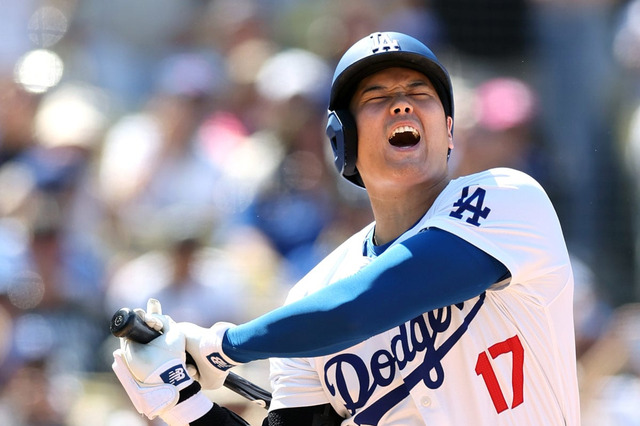 【MLB】大谷翔平、CY賞右腕の得意球カットボールに「自打球連発」で苦笑い　“苦悶の表情”でトレーナーもヒヤリ 画像