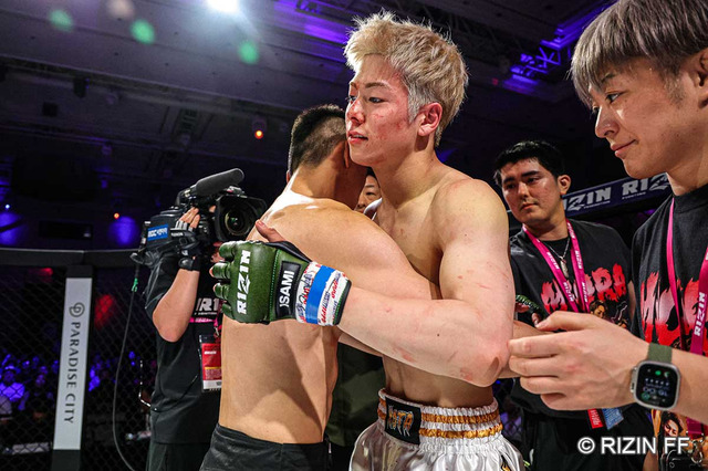 【RIZIN】三浦孝太、顔面から“大量出血”で4連敗……激しい鉄槌→膝を顔面に打ち込まれ1R2分46秒でレフェリーストップに 画像