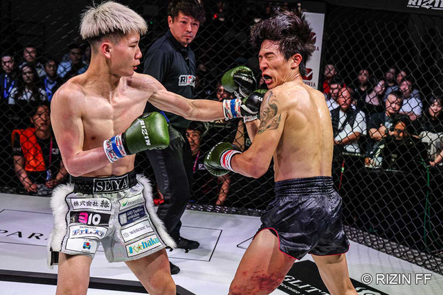 【RIZIN】“日韓対抗戦”の第1試合で、韓国キック界のプリンスの脚が“赤紫色”に……ローで攻めた井上聖矢がデビュー戦初白星！ 画像
