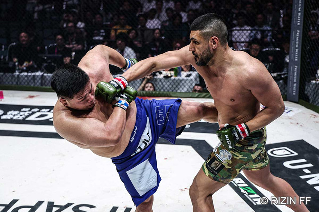 【RIZIN】“反則王”シナ・カリミアン、MMAデビュー戦で白星発進　2R終了後にパンチ数発→3Rでお詫びの珍事も…… 画像