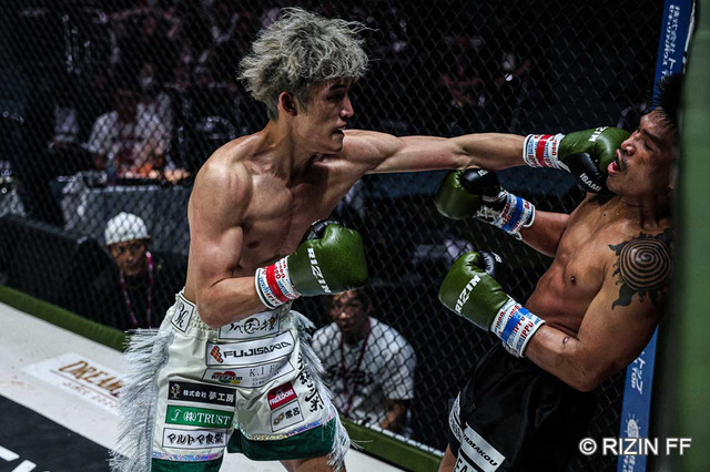 【RIZIN】900グラムの体重超過に“怒り”の上野空大、ムエタイ208勝のタイ選手からダウンを2度奪取し白星デビュー 画像