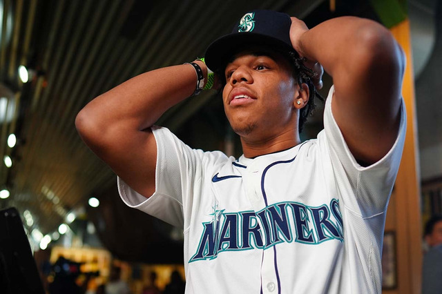 【MLB】「衝撃的だ」マリナーズの逸材“両利き投手”がプロデビュー　メジャー公式も熱視線「右で99マイル、左で92マイルを計測」 画像