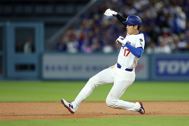 【MLB】大谷翔平、11試合ぶり今季13個目の盗塁　送球が「みぞおち直撃」でうずくまるも……大事には至らず 画像