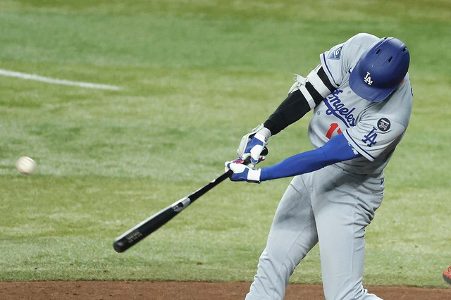 【MLB】大谷翔平、ボール球を“パワーで運んだ”強振右前打　6試合連続安打でチャンスメーク 画像