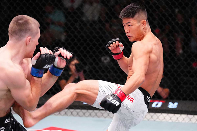 【UFC】中村倫也、三日月蹴りからの追撃で“62秒”KO勝ち　堀口恭司も愛弟子の勝利にガッツポーズで咆哮「思いっきり刺さってる……」 画像