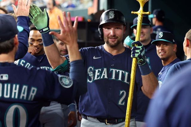 【MLB】“今季60発”ローリーのダメ押し弾を敵地で「61号Tシャツ男」がキャッチ　マリナーズ連勝、地区シリーズ突破に王手 画像