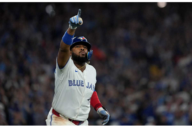 【MLB】WS進出へ逆王手をかけたブルージェイズ……PS6本塁打の主砲ゲレーロJr.は運命の第7戦に向けて「何かすごいことが起きる」 画像