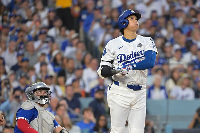 【MLB】大谷翔平、衝撃のWS2号直後の1枚に公式注目「オオタニのバットを探して」　CY賞右腕からの一打に本拠地熱狂 画像