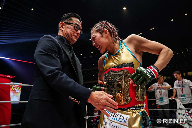 【RIZIN】RENAの一撃で絶対女王が衝撃ダウンも……最後は伊澤星花がギロチンで制す　「女子格はトイレ休憩じゃない」 画像