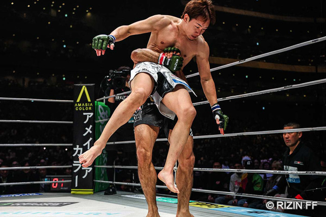【RIZIN】朝倉未来、怪物シェイドゥラエフに“174秒”TKO負け　立ち上がれず担架で運ばれる 画像