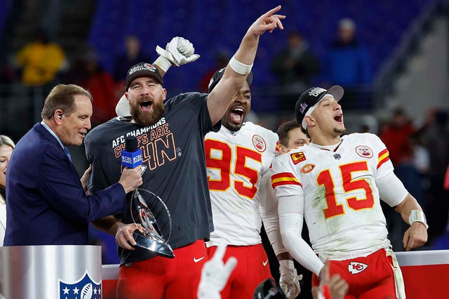 【NFL】「殺されちゃうよ」チーフスのトラビス・ケルシー、婚約者テイラー・スウィフトの椅子を壊してポツリ……番組収録中にアクシデント 画像