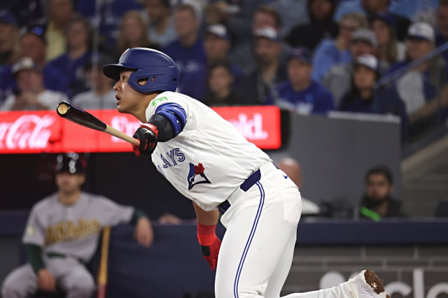 【MLB】岡本和真、デビュー戦で外角ボール球を“技アリ”左前打　ゲレーロJr.が初安打の記念球をスタンドへ……？ 画像
