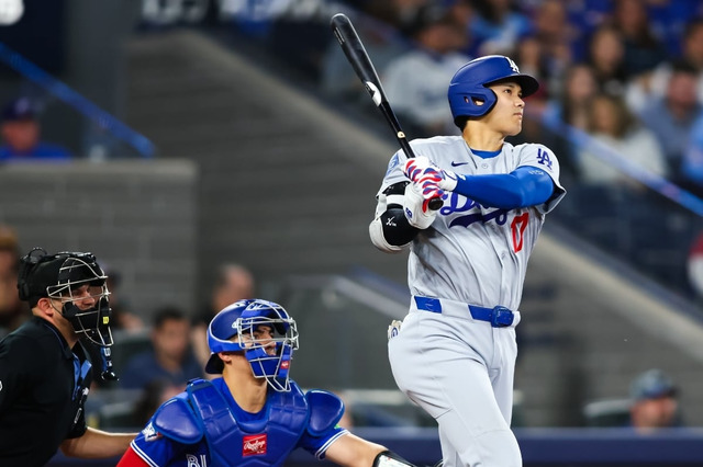 【MLB】大谷翔平、新人捕手と思わぬ“衝突”アクシデントで左腕を痛がる仕草　まさかの牽制送球時に…… 画像