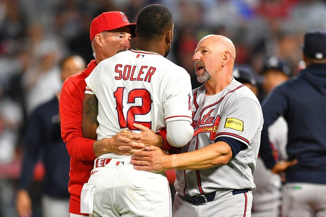 【MLB】「ワイス監督、何してるんだ」62歳のブレーブス指揮官、エンゼルスとの大乱闘で大暴れのソレアに“全力タックル”　米メディア騒然 画像