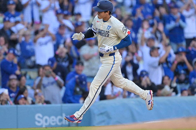 【MLB】「オオタニがデコイのポーズを披露」大谷翔平、4号直後のロハスとの祝福に公式注目　先頭打者弾で反撃の口火 画像