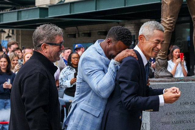 【MLB】イチロー氏、自身の銅像“バットが折れる”ハプニングも……除幕式後には守備練習「彼の日常は変わらない」 画像