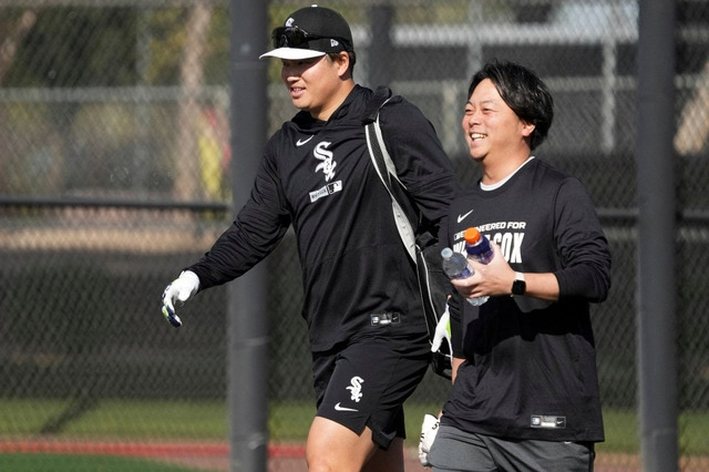 【MLB】シカゴ地元紙、村上宗隆の通訳・八木賢造氏を特集　会社員から劇的キャリアチェンジ……監督も「問題ない」と高評価 画像