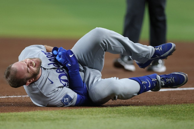 【MLB】相手一塁手と“正面衝突”のマンシーは「呼吸困難の症状、脳震とうの検査も実施」　ドジャース球団公式が発表 画像