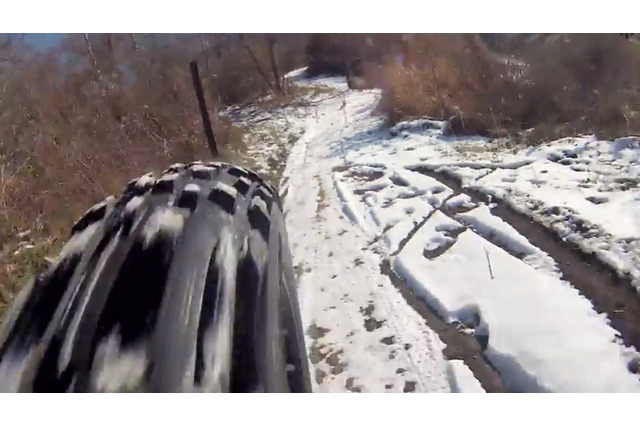 極太タイヤを装着したMONGOOSEのファットバイクは雪の上でもへっちゃら 画像