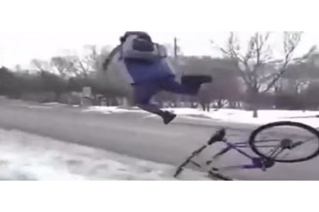 【少しだけ閲覧注意】「痛っ！」失敗例ばかりを集めた自転車パフォーマンス動画 画像