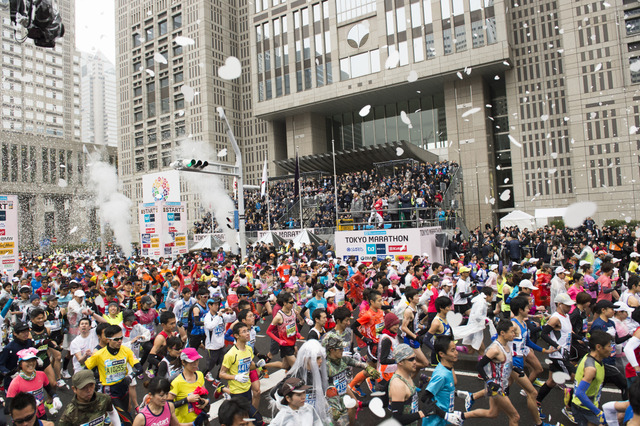 【東京マラソン15】東京マラソン、最初の走者から最後の走者がスタートし終わるまで30分以上 画像