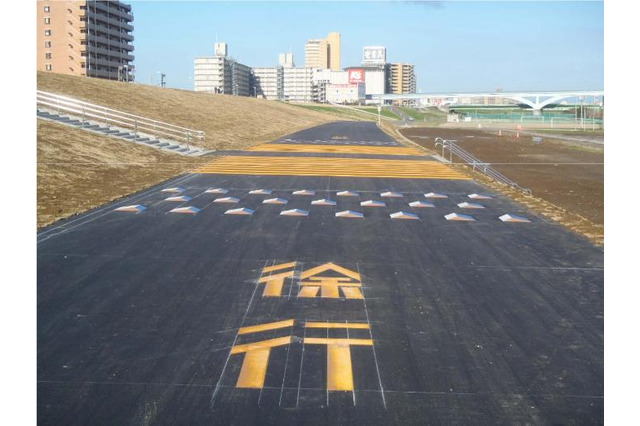 荒川サイクリングロードに自転車減速用の舗装 画像