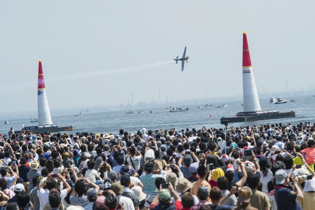 【レッドブル・エアレース】12万人が熱狂した日本大会、室屋義秀は無念の失格 画像